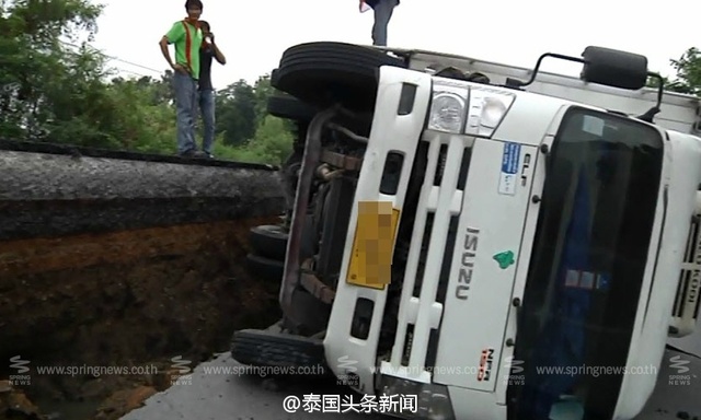 泰國乾旱缺水導致的道路塌陷 路面開裂百米