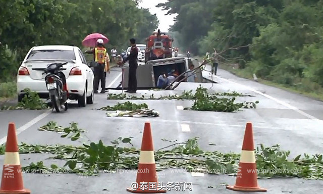 泰國乾旱缺水導致的道路塌陷 路面開裂百米