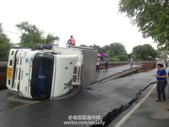 泰國乾旱缺水導致的道路塌陷 路面開裂百米