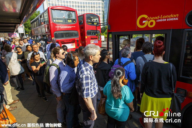 倫敦地鐵大罷工 民眾排長隊等公交車