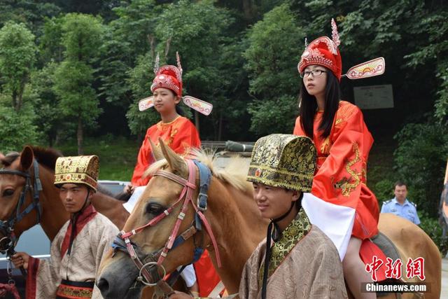 湖北省高考狀元榜眼騎馬遊園引圍觀