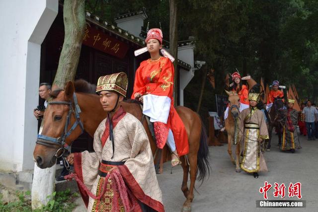 湖北省高考狀元榜眼騎馬遊園引圍觀