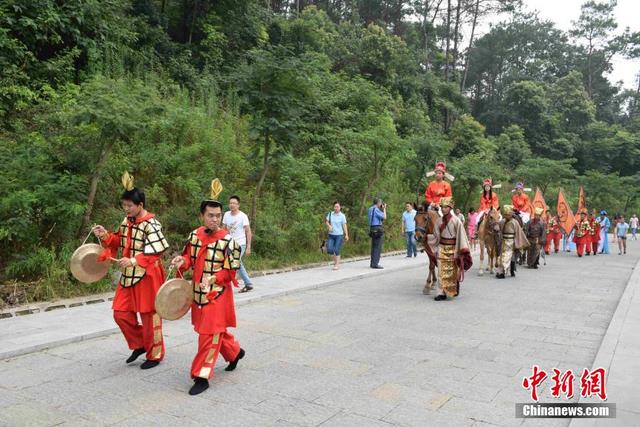 湖北省高考狀元榜眼騎馬遊園引圍觀