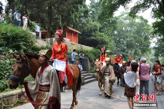 湖北省高考狀元榜眼騎馬遊園引圍觀