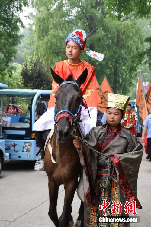 湖北省高考狀元榜眼騎馬遊園引圍觀