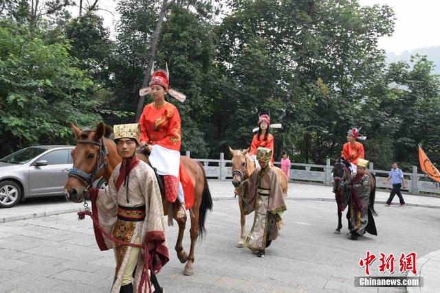 湖北省高考狀元榜眼騎馬遊園引圍觀