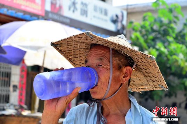 中國多地高溫 民眾避暑秀良方