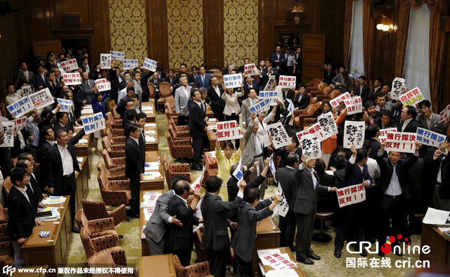 日眾議院通過新安保法案 在野黨議員示威鬧場