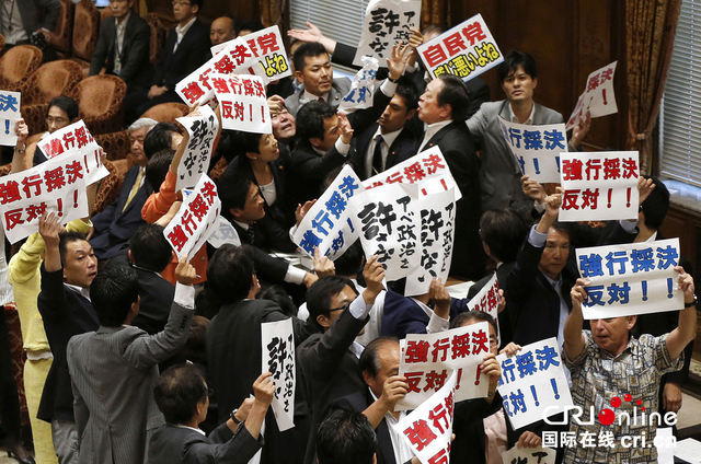 日眾議院通過新安保法案 在野黨議員示威鬧場