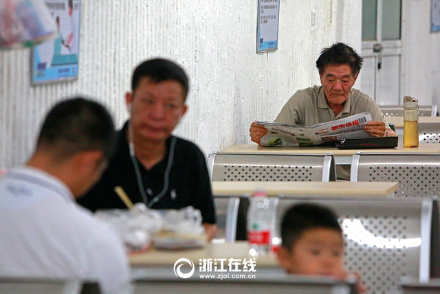 杭州高溫躥得快 市民防空洞避暑歡