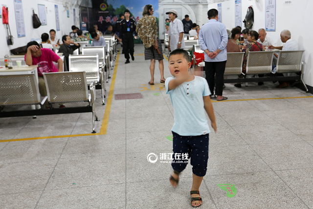 杭州高溫躥得快 市民防空洞避暑歡