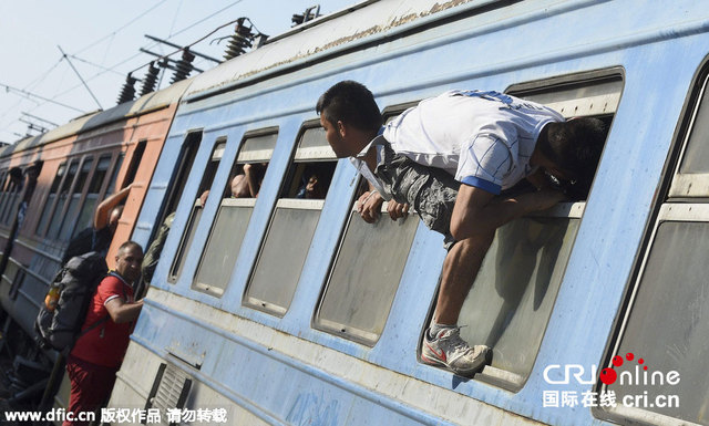 非法移民爭先恐後爬上火車 欲進入歐洲國家