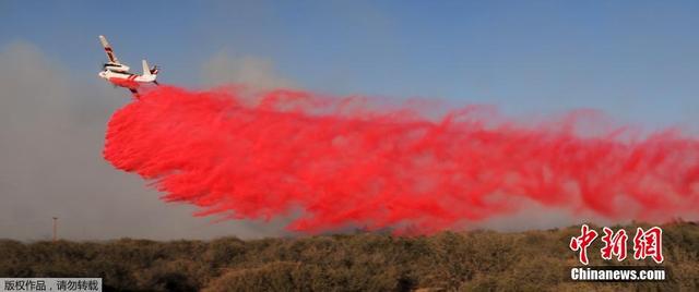 加州山火來勢兇猛 滅火飛機噴灑大量阻燃劑