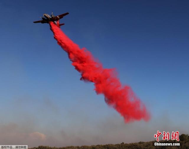 加州山火來勢兇猛 滅火飛機噴灑大量阻燃劑