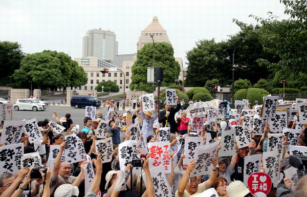 日本多個民調顯示安倍支持率暴跌 政權危機感加深