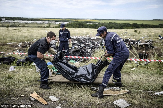 馬航MH17墜毀新畫面曝光 目擊者稱“屍體像下雨”