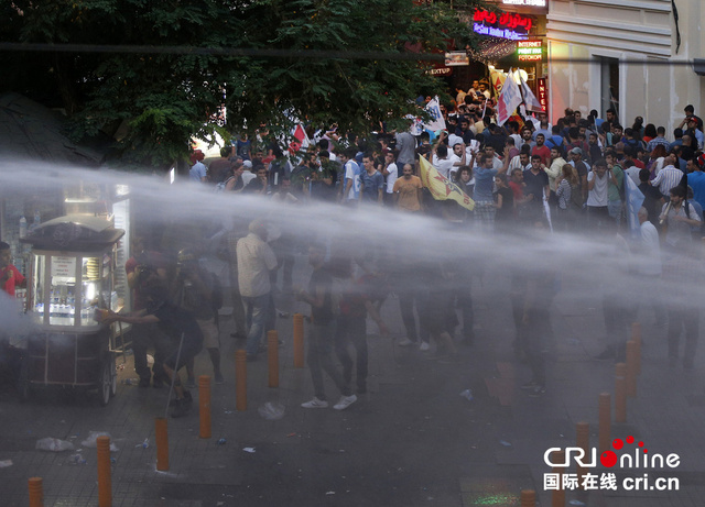 土耳其民眾示威抗議爆炸事件 與警方發生激烈衝突