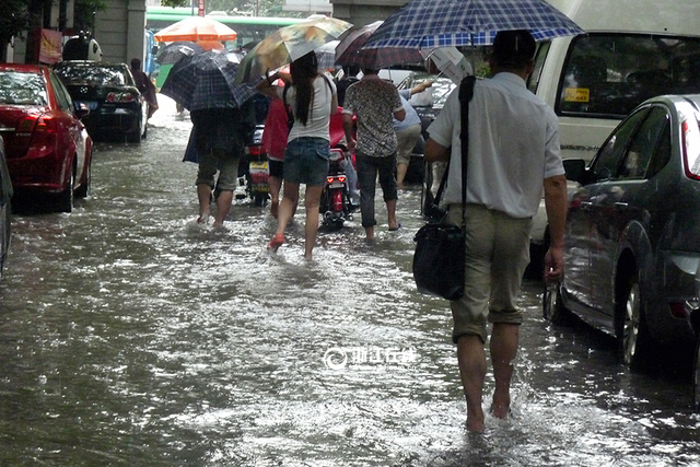 杭州早高峰迎暴雨 上班路上又看海