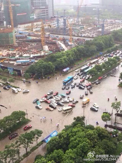 杭州早高峰迎暴雨 上班路上又看海