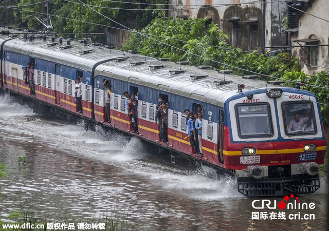 印度暴雨致10死6000人被疏散 火車水中行駛