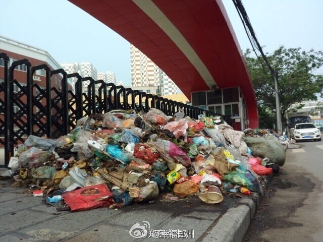 河南一學生未被錄取 家長倒垃圾堵校門