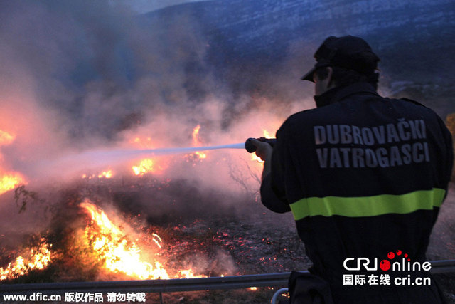 克羅地亞南部旅遊勝地山火肆虐 遊客居民被迫撤離