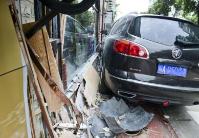 成都女司機誤把油門當剎車 越野車撞上理髮店