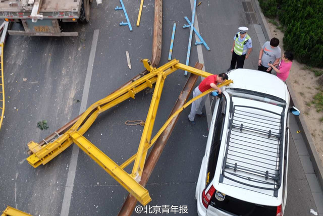 貨車超高撞橋致貨物散落 早高峰北京東三環爆堵