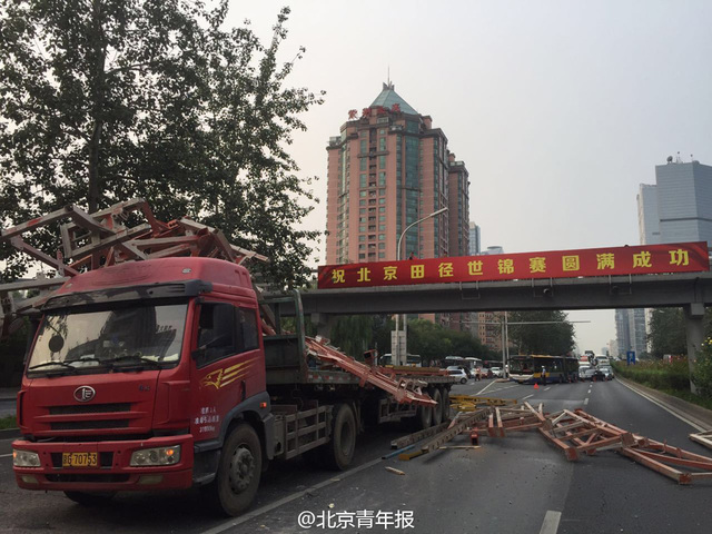 貨車超高撞橋致貨物散落 早高峰北京東三環爆堵