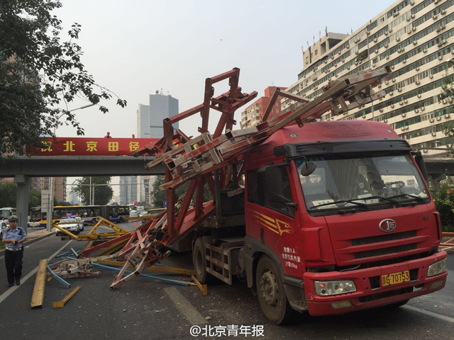 貨車超高撞橋致貨物散落 早高峰北京東三環爆堵