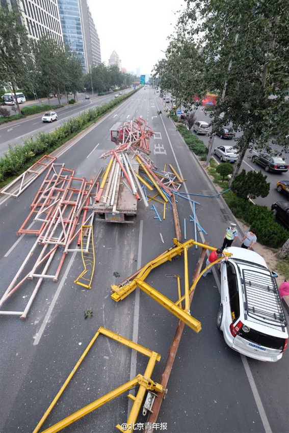 貨車超高撞橋致貨物散落 早高峰北京東三環爆堵