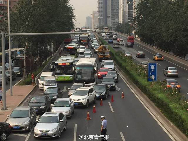 貨車超高撞橋致貨物散落 早高峰北京東三環爆堵