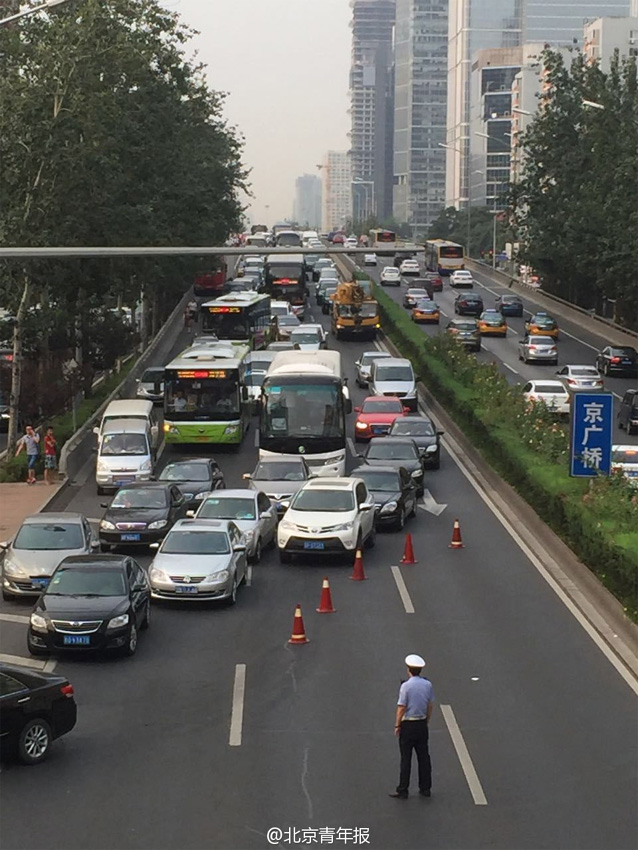 貨車超高撞橋致貨物散落 早高峰北京東三環爆堵