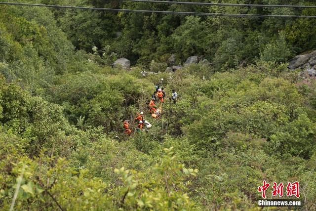 雲南麗江一中巴車墜崖致3死16傷