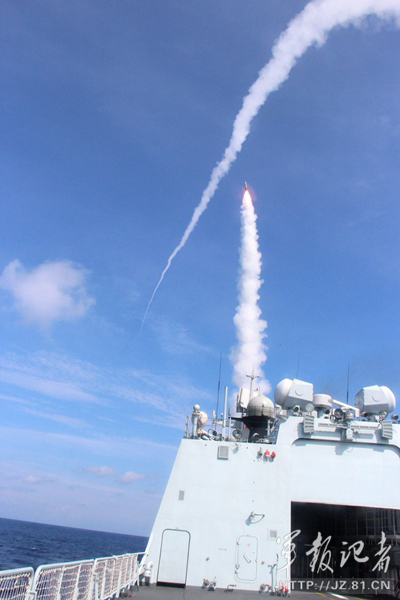 中國海軍在南海某海空域舉行實兵對抗演練