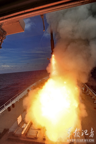 中國海軍在南海某海空域舉行實兵對抗演練