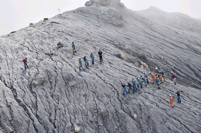 日本搜救隊近一年後重返禦岳火山 尋找6名失蹤者