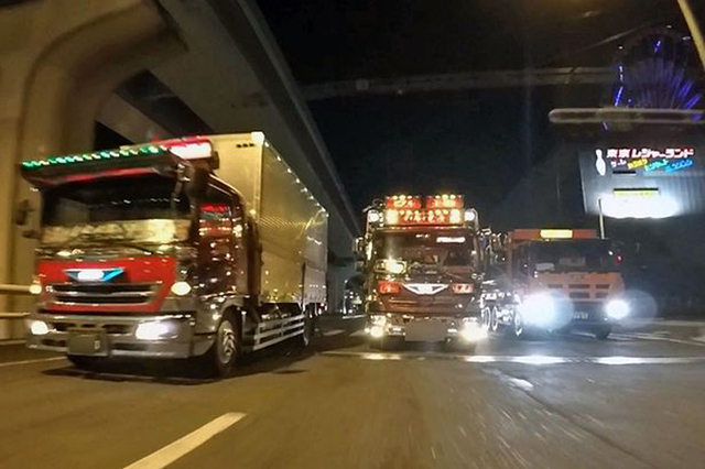 東京街頭現豪華卡車 色彩炫目十分拉風