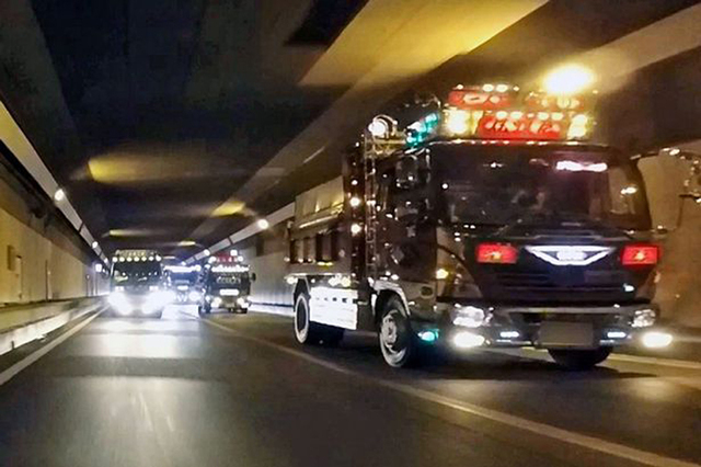 東京街頭現豪華卡車 色彩炫目十分拉風