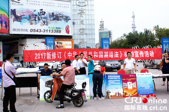 濱州市國土局開展8•29測繪法宣傳日活動_fororder_向市民進行宣傳.JPG