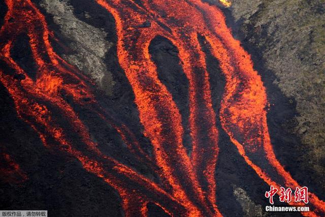 法國留尼旺島富爾奈斯火山噴發 灼熱熔岩流出如紅色緞帶