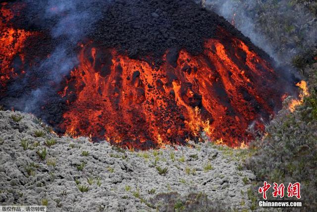 法國留尼旺島富爾奈斯火山噴發 灼熱熔岩流出如紅色緞帶