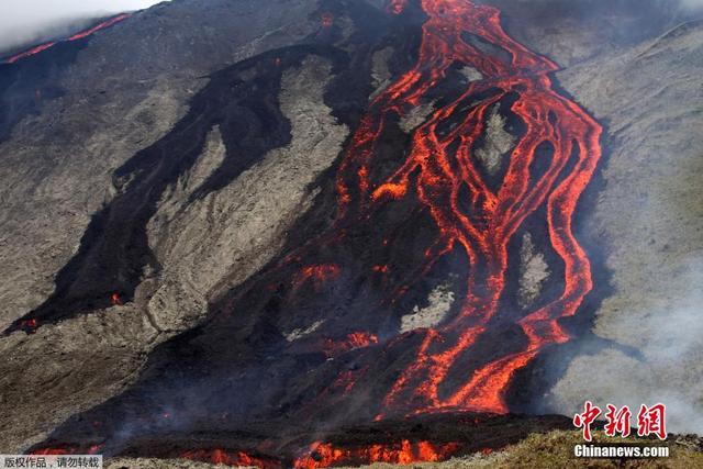 法國留尼旺島富爾奈斯火山噴發 灼熱熔岩流出如紅色緞帶