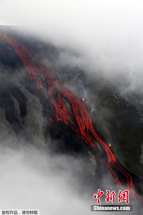 法國留尼旺島富爾奈斯火山噴發 灼熱熔岩流出如紅色緞帶