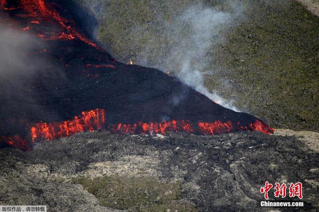 法國留尼旺島富爾奈斯火山噴發 灼熱熔岩流出如紅色緞帶