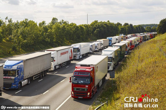 非法移民潮致英法隧道交通混亂 數千輛貨車被迫停靠路邊