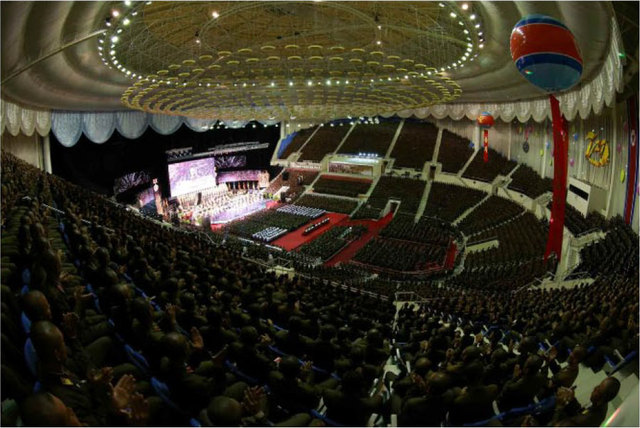 金正恩攜夫人觀看國家合唱團演出 慶祝解放戰爭勝利62週年