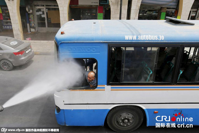 約旦降溫出新招 出動灑水車向民眾噴水