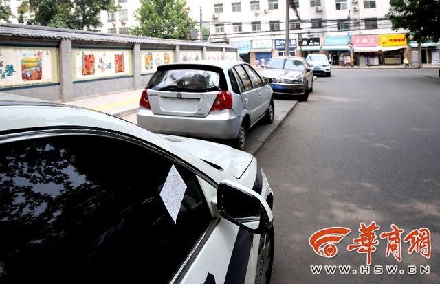 警車違停卻貼"白條" 市民:糊弄誰呢