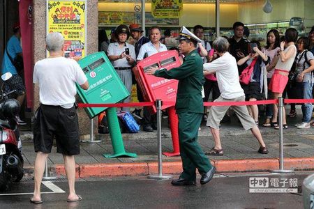 因颱風爆紅“歪腰郵筒”遭遷移 龍應臺批“愚蠢”